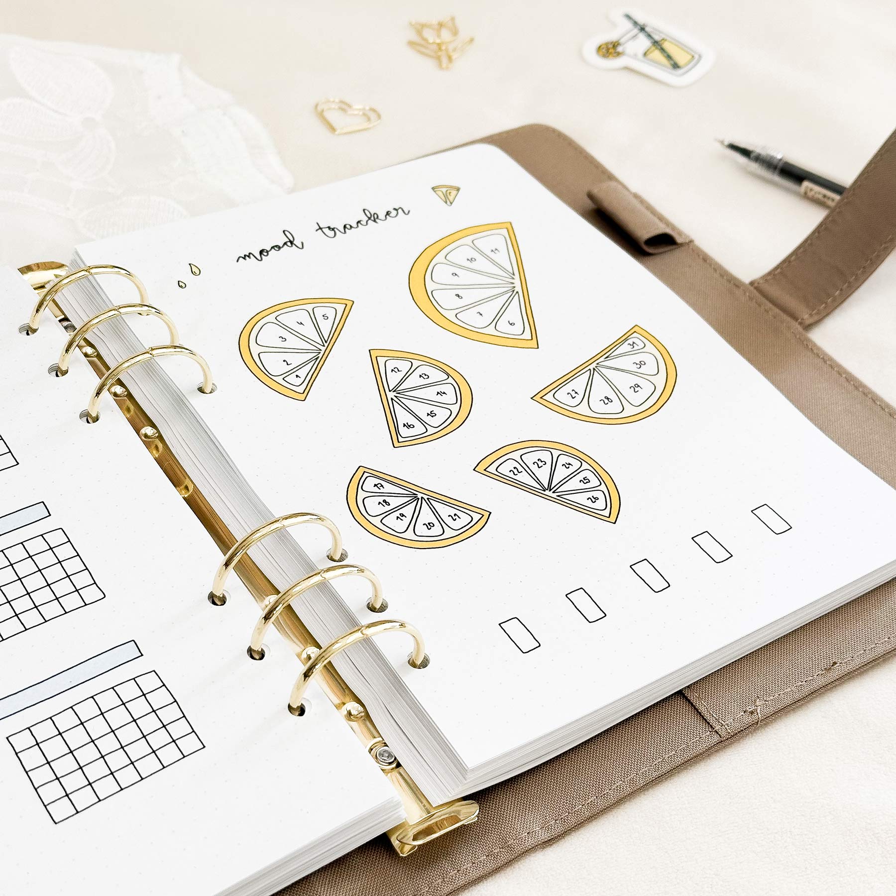 August - Lemon theme - Monthly Planner Undated - 16 hand-drawn pages - Image 2