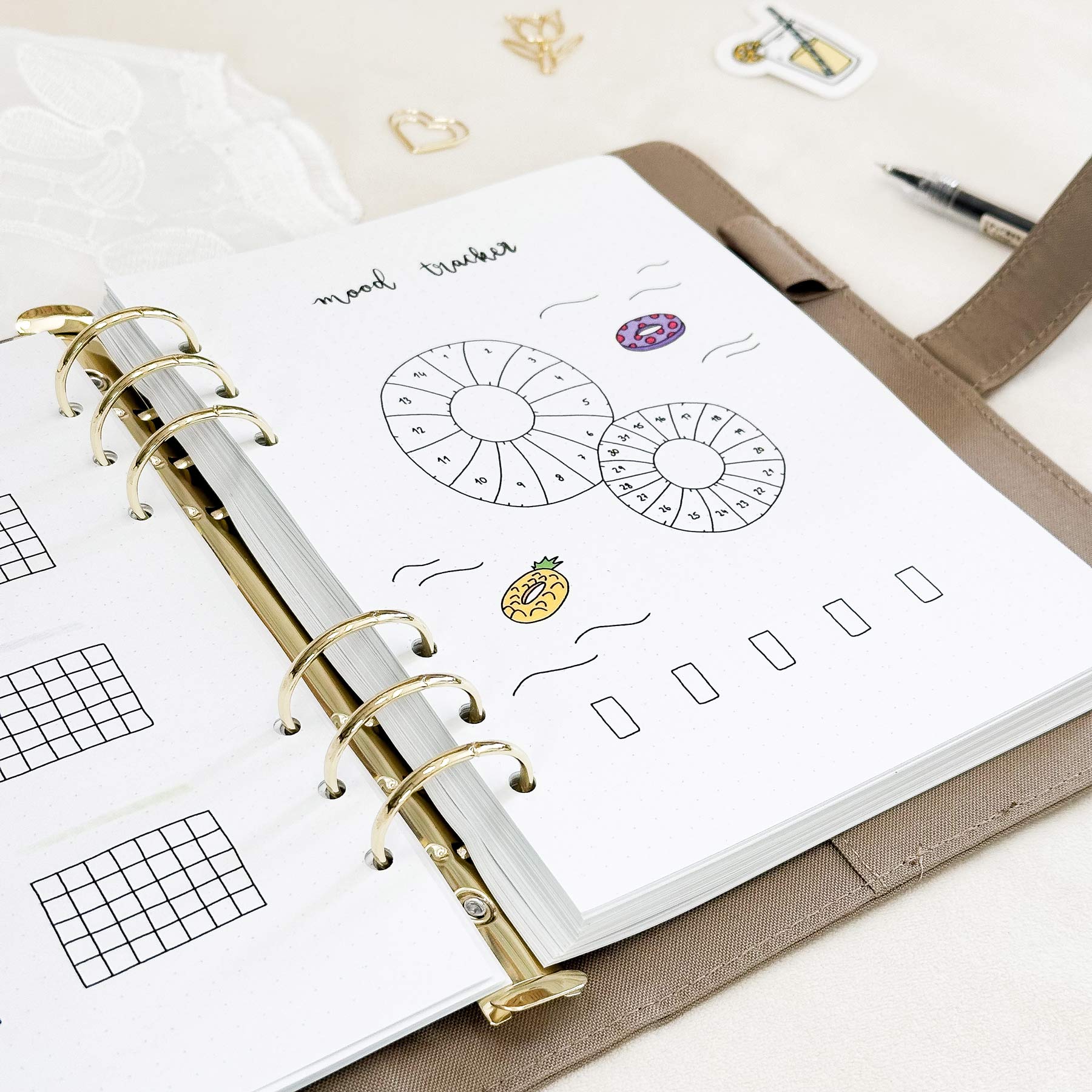 July - Pool floats theme - Monthly Planner Undated - 16 hand-drawn pages - Image 2